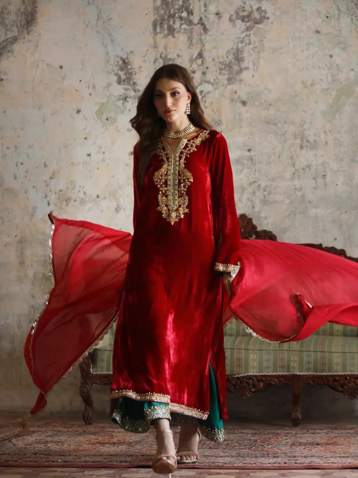 Amira Signature Velvet Alizay Saad
