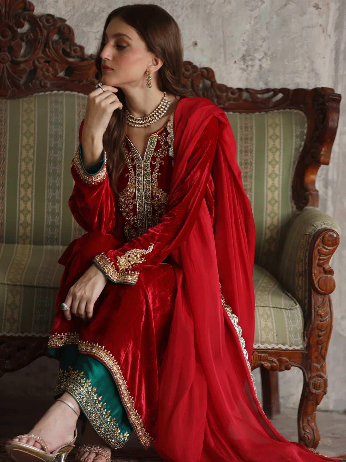 Amira Signature Velvet Alizay Saad