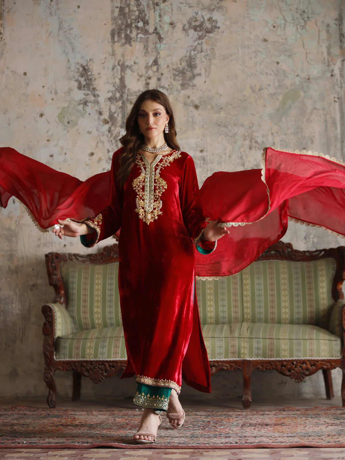 Amira Signature Velvet Alizay Saad